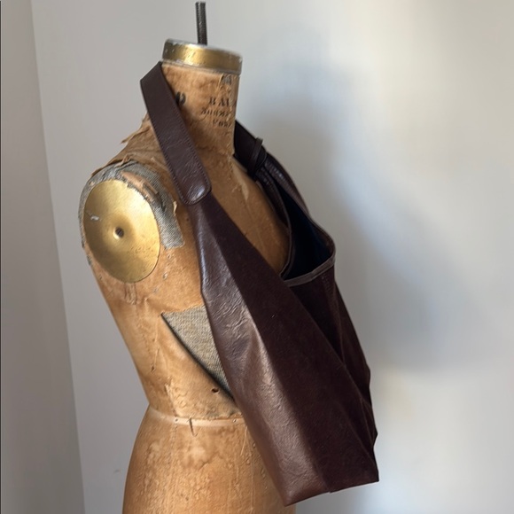 Elegant Brown Suede Shoulder Bag - Picture 5 of 5